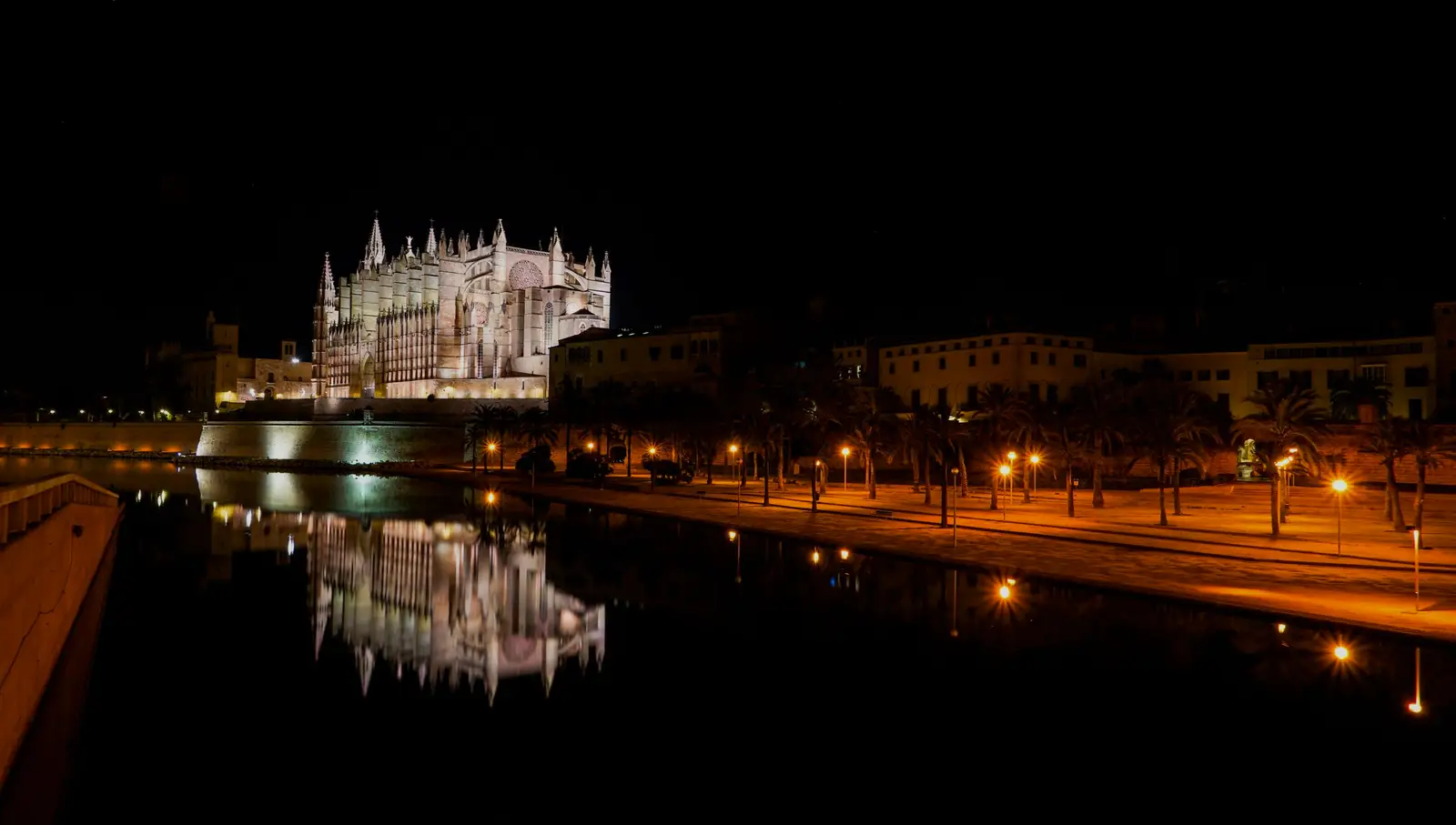 Die Kathedrale von Palma de Mallorca bei Nacht, gespiegelt im Wasser